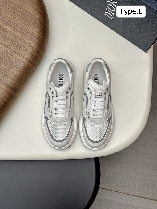 ディオール デパートのシンクロナイズドスポーツシューズ