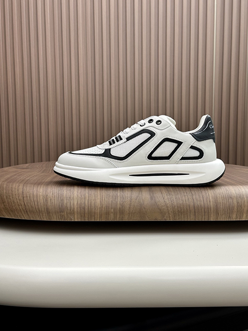 ディオール デパートのシンクロナイズドスポーツシューズ