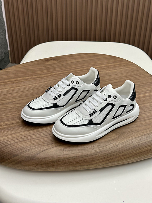 ディオール デパートのシンクロナイズドスポーツシューズ