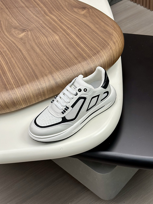 ディオール デパートのシンクロナイズドスポーツシューズ