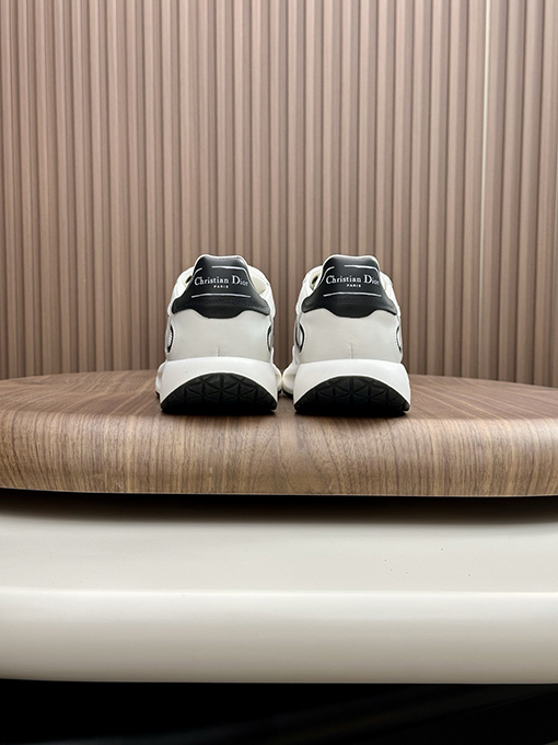 ディオール デパートのシンクロナイズドスポーツシューズ
