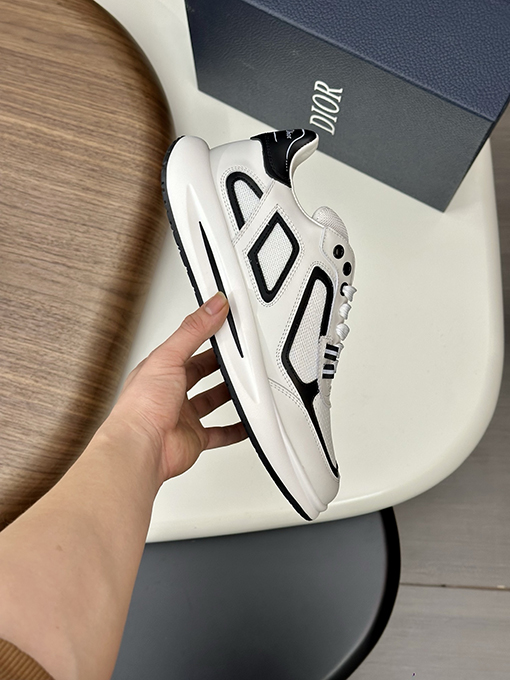 ディオール デパートのシンクロナイズドスポーツシューズ