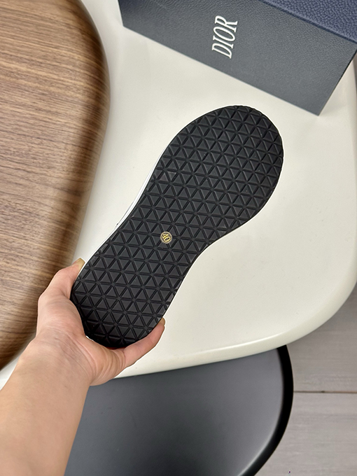 ディオール デパートのシンクロナイズドスポーツシューズ