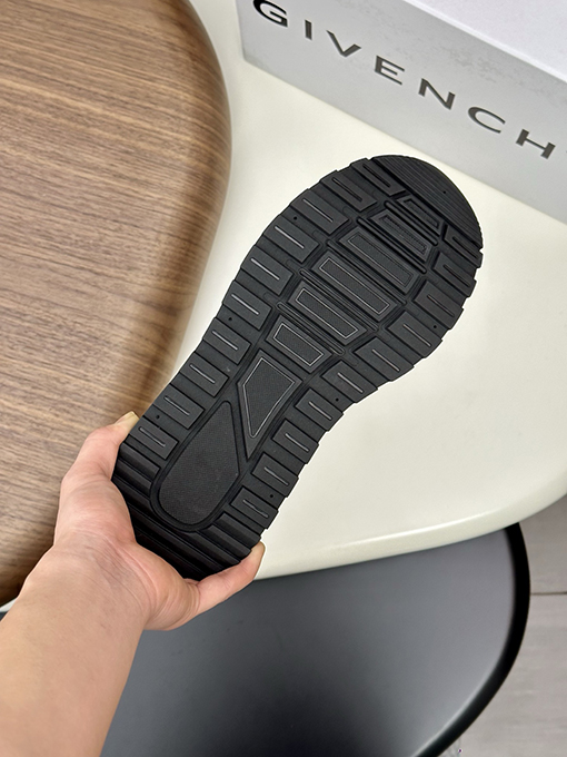 ジバンシイ ローカットのカジュアルスニーカー