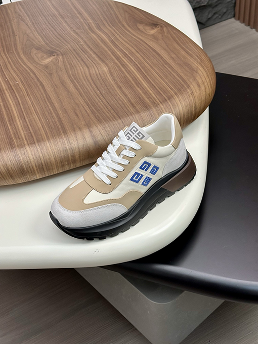 ジバンシイ ローカットのカジュアルスニーカー