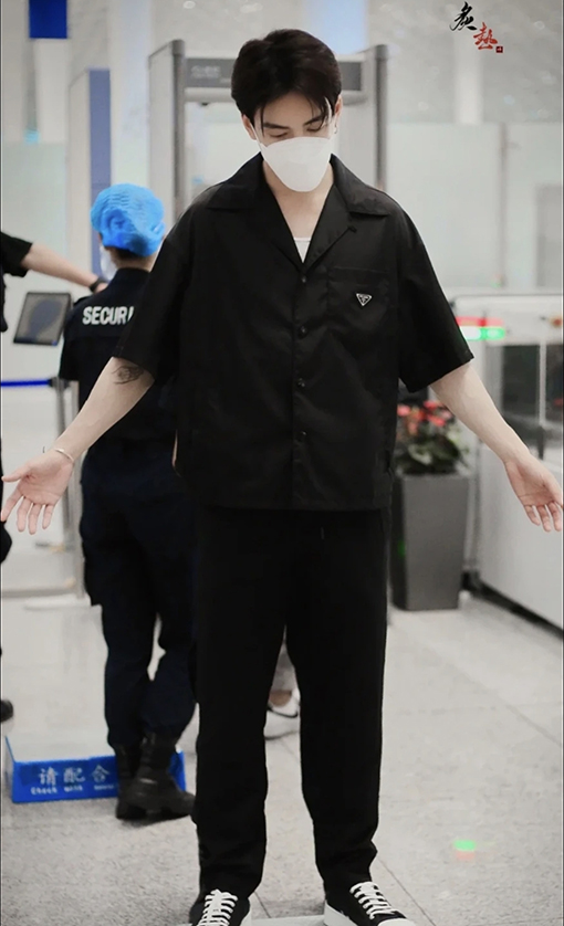 プラダコピー トライアングルアイアンサイン半袖シャツ