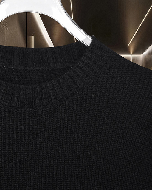 ルイヴィトン 胸元にクラシックなモノグラムロゴパール刺繍のセーター