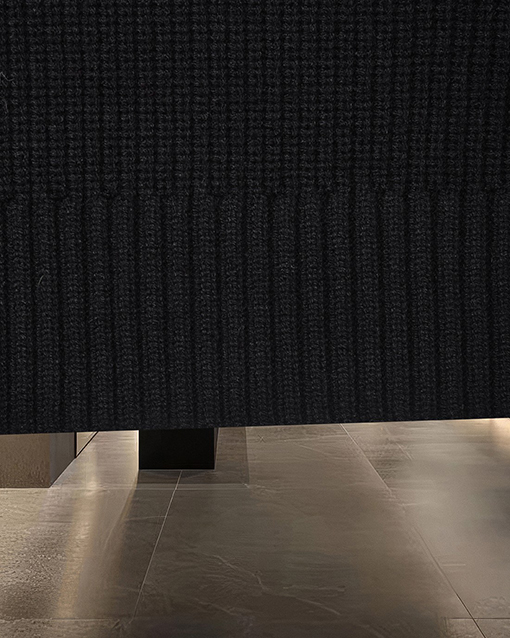 ルイヴィトン 胸元にクラシックなモノグラムロゴパール刺繍のセーター