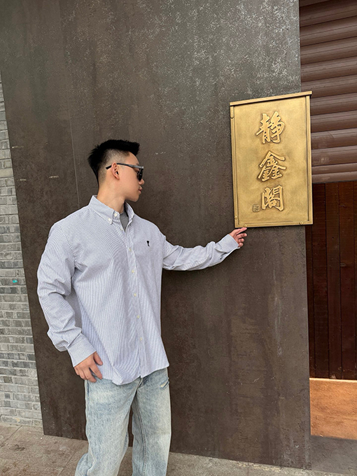 アミ ハート刺繍のストライプ長袖シャツ