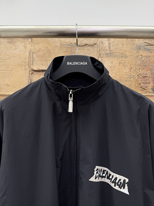 バレンシアガ Balenciaga テーププリントのジップアップジャケット