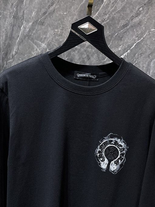 クロムハーツ クラシックな馬蹄形のサンスクリット十字の刺繍が手描きされた長袖シャツ