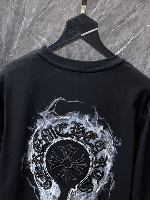 クロムハーツ クラシックな馬蹄形のサンスクリット十字の刺繍が手描きされた長袖シャツ