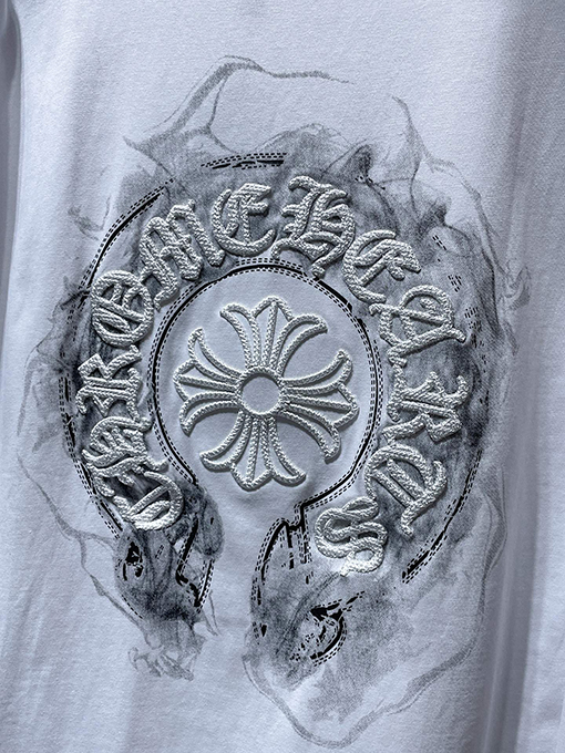 クロムハーツ クラシックな馬蹄形のサンスクリット十字の刺繍が手描きされた長袖シャツ