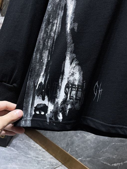 クロムハーツコピー 馬蹄刺繍の重なりうクロスのスプレーペイント長袖シャツ