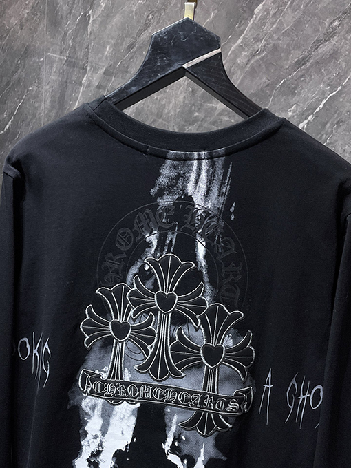 クロムハーツコピー 馬蹄刺繍の重なりうクロスのスプレーペイント長袖シャツ