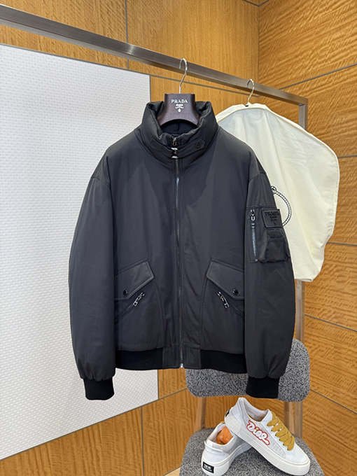 プラダ 袖パッチジッパーポケットダウンジャケット
