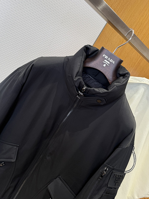 プラダ 袖パッチジッパーポケットダウンジャケット