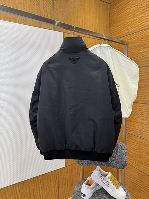 プラダ 袖パッチジッパーポケットダウンジャケット