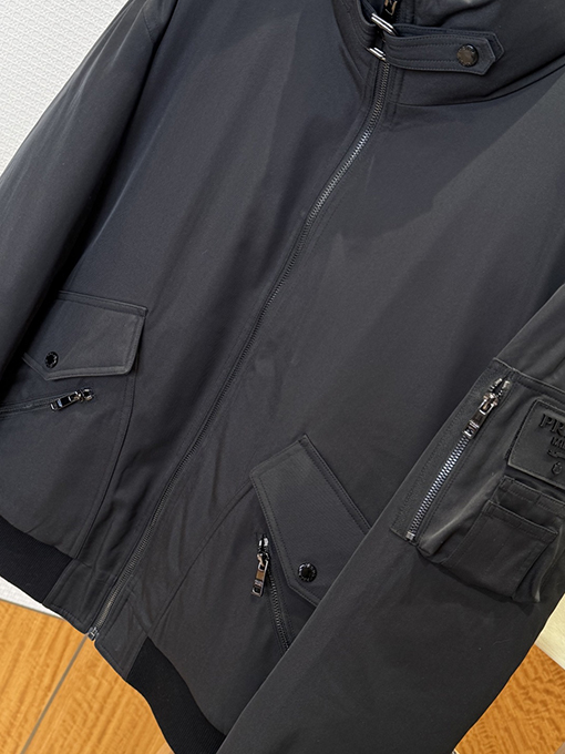 プラダ 袖パッチジッパーポケットダウンジャケット