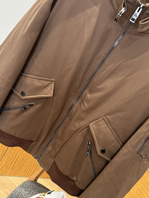 プラダ 袖パッチジッパーポケットダウンジャケット