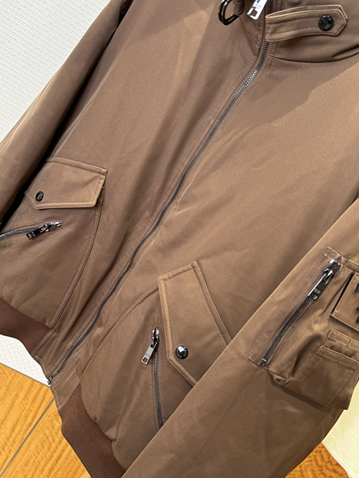 プラダ 袖パッチジッパーポケットダウンジャケット