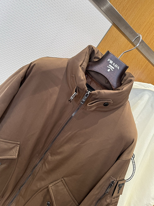 プラダ 袖パッチジッパーポケットダウンジャケット
