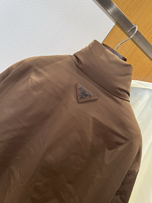 プラダ 袖パッチジッパーポケットダウンジャケット