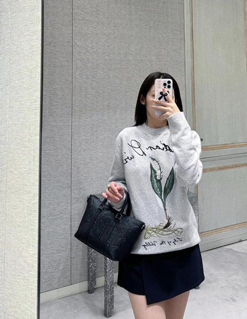 ディオール スズランの刺繍入りレターニットセーター