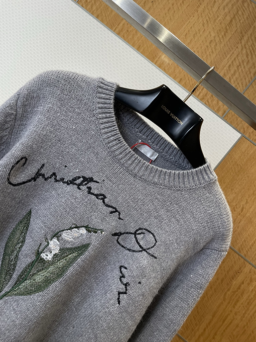 ディオール スズランの刺繍入りレターニットセーター
