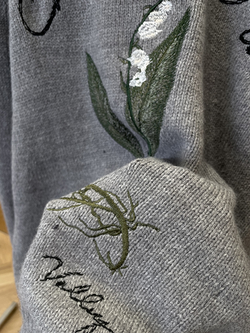 ディオール スズランの刺繍入りレターニットセーター