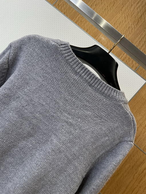 ディオール スズランの刺繍入りレターニットセーター