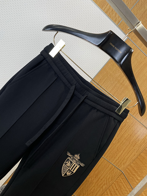 フェンディコピー バッジ刺繍スタンドカラートラックスーツ