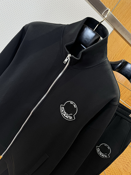 モンクレール ロゴ入りジップアップジャケットとストレートレッグパンツのスーツ