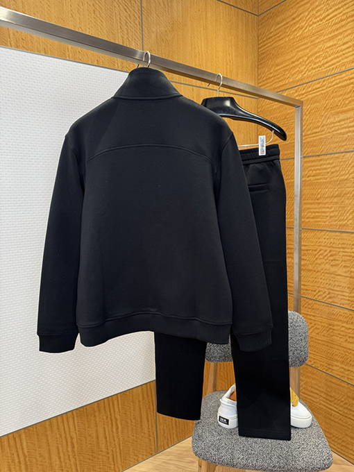 モンクレール ロゴ入りジップアップジャケットとストレートレッグパンツのスーツ