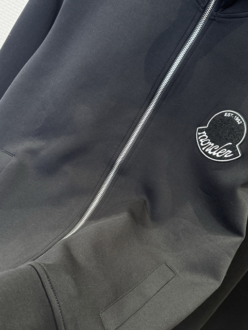 モンクレール ロゴ入りジップアップジャケットとストレートレッグパンツのスーツ