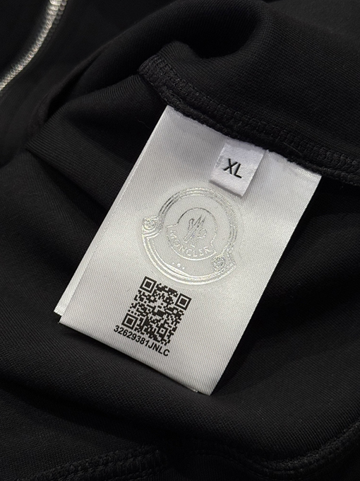 モンクレール ロゴ入りジップアップジャケットとストレートレッグパンツのスーツ