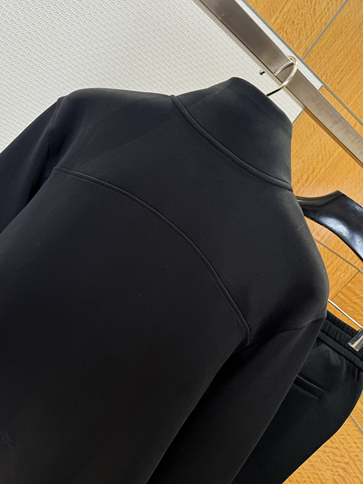 モンクレール ロゴ入りジップアップジャケットとストレートレッグパンツのスーツ