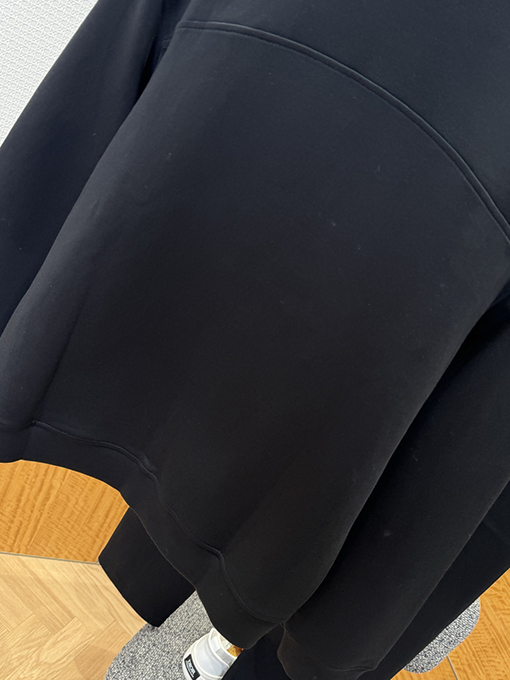 モンクレール ロゴ入りジップアップジャケットとストレートレッグパンツのスーツ