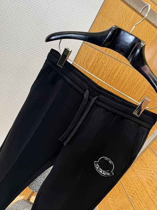 モンクレール ロゴ入りジップアップジャケットとストレートレッグパンツのスーツ