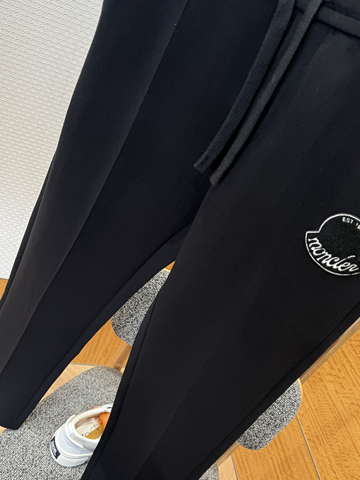 モンクレール ロゴ入りジップアップジャケットとストレートレッグパンツのスーツ