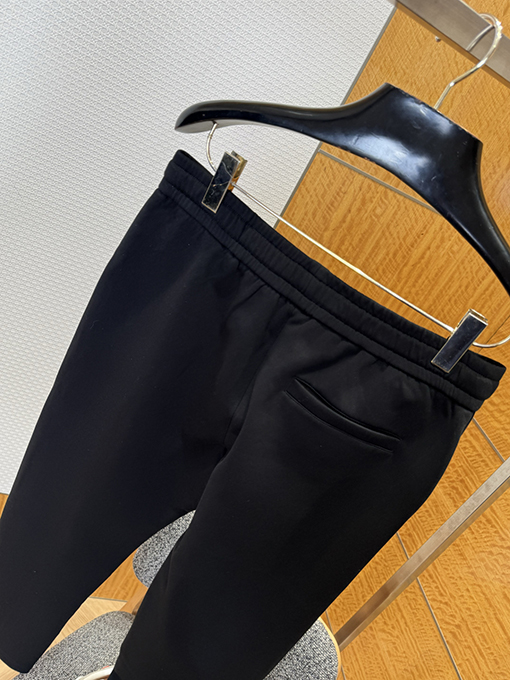 モンクレール ロゴ入りジップアップジャケットとストレートレッグパンツのスーツ