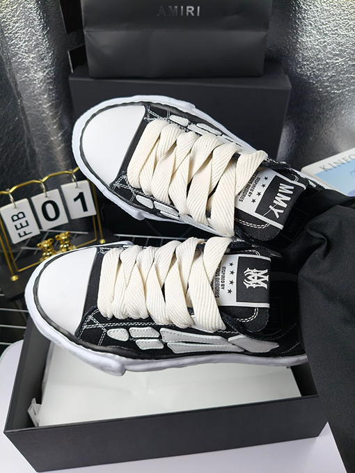 アミリスーパーコピー 骨を溶かすコラボレーションスケートシューズ