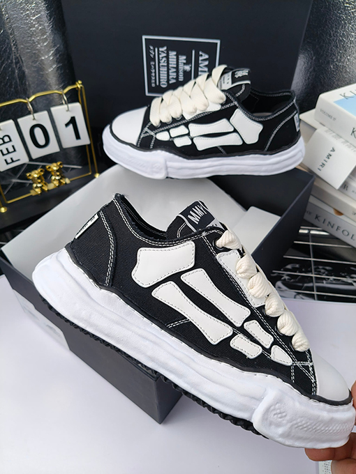 アミリスーパーコピー 骨を溶かすコラボレーションスケートシューズ