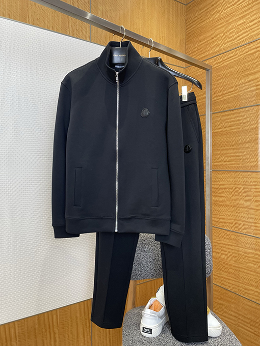 モンクレール スタンドカラーのジップアップトラックスーツ