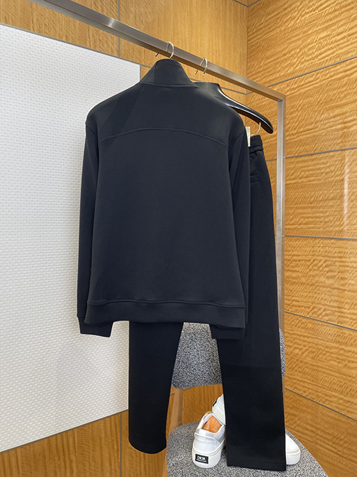 モンクレール スタンドカラーのジップアップトラックスーツ