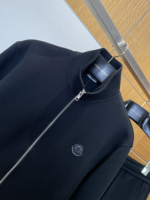 モンクレール スタンドカラーのジップアップトラックスーツ