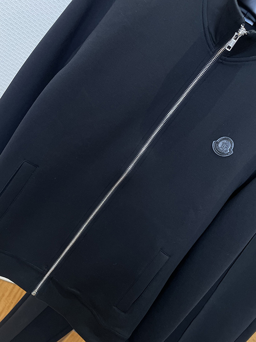 モンクレール スタンドカラーのジップアップトラックスーツ