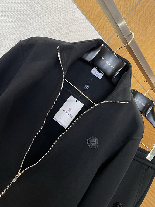 モンクレール スタンドカラーのジップアップトラックスーツ