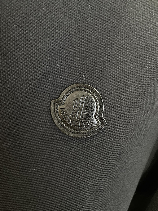 モンクレール スタンドカラーのジップアップトラックスーツ