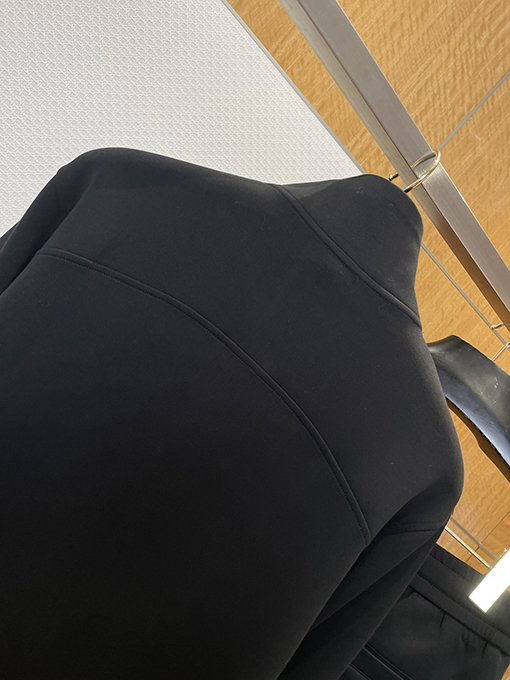 モンクレール スタンドカラーのジップアップトラックスーツ